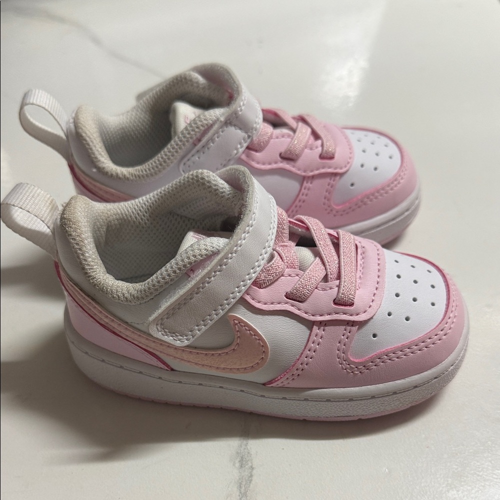 Nike Kids Sneakers in Pink and White